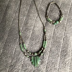 Beautiful vintage jade necklace and bracelet